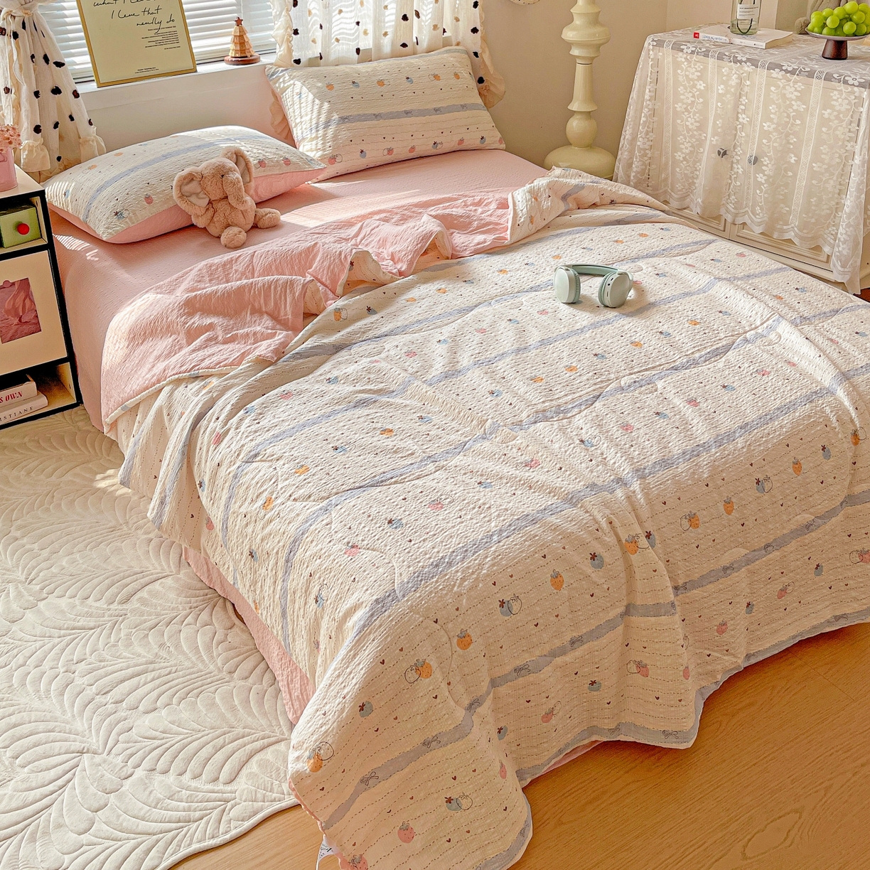 91家纺网 家纺一手货源 找家纺 一比一家纺 2026新款泡芙纱简款夏被四件套 草莓恋语