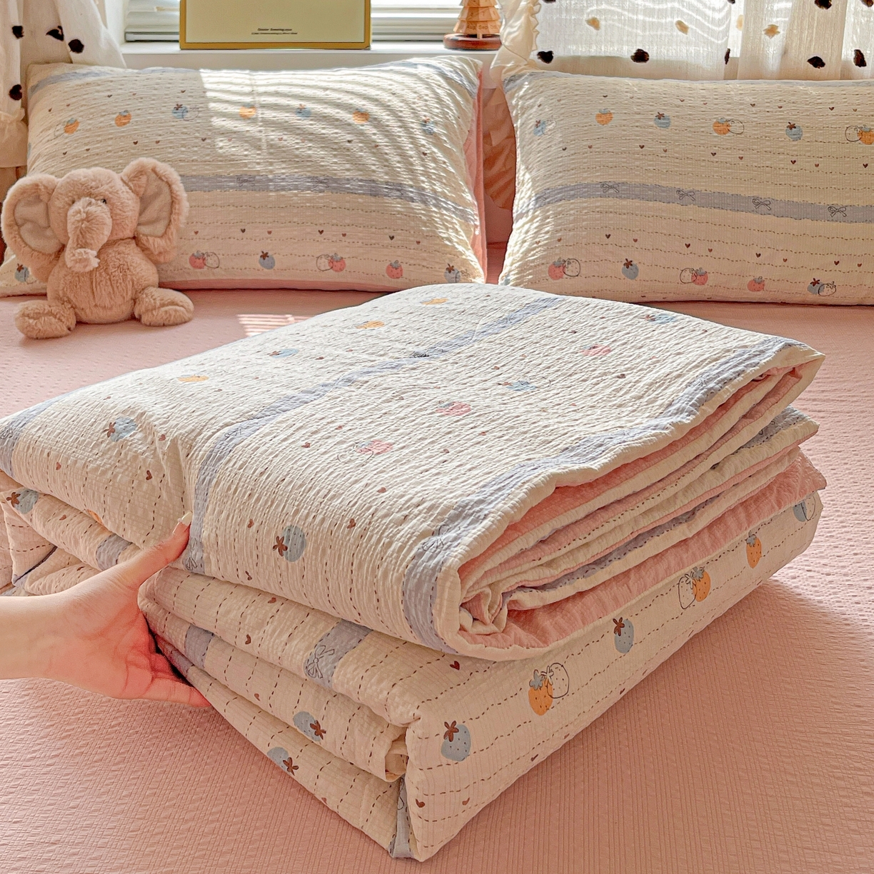 91家纺网 家纺一手货源 找家纺 一比一家纺 2026新款泡芙纱简款夏被四件套 草莓恋语