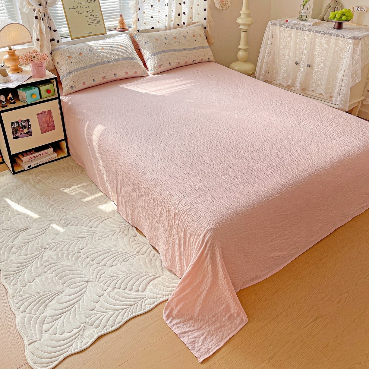 91家纺网 家纺一手货源 找家纺 一比一家纺 2026新款泡芙纱简款夏被四件套 草莓恋语