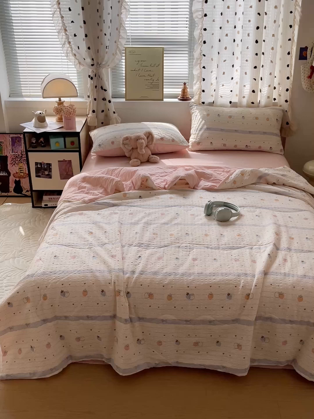 91家纺网 家纺一手货源 找家纺 一比一家纺 2026新款泡芙纱简款夏被四件套 草莓恋语