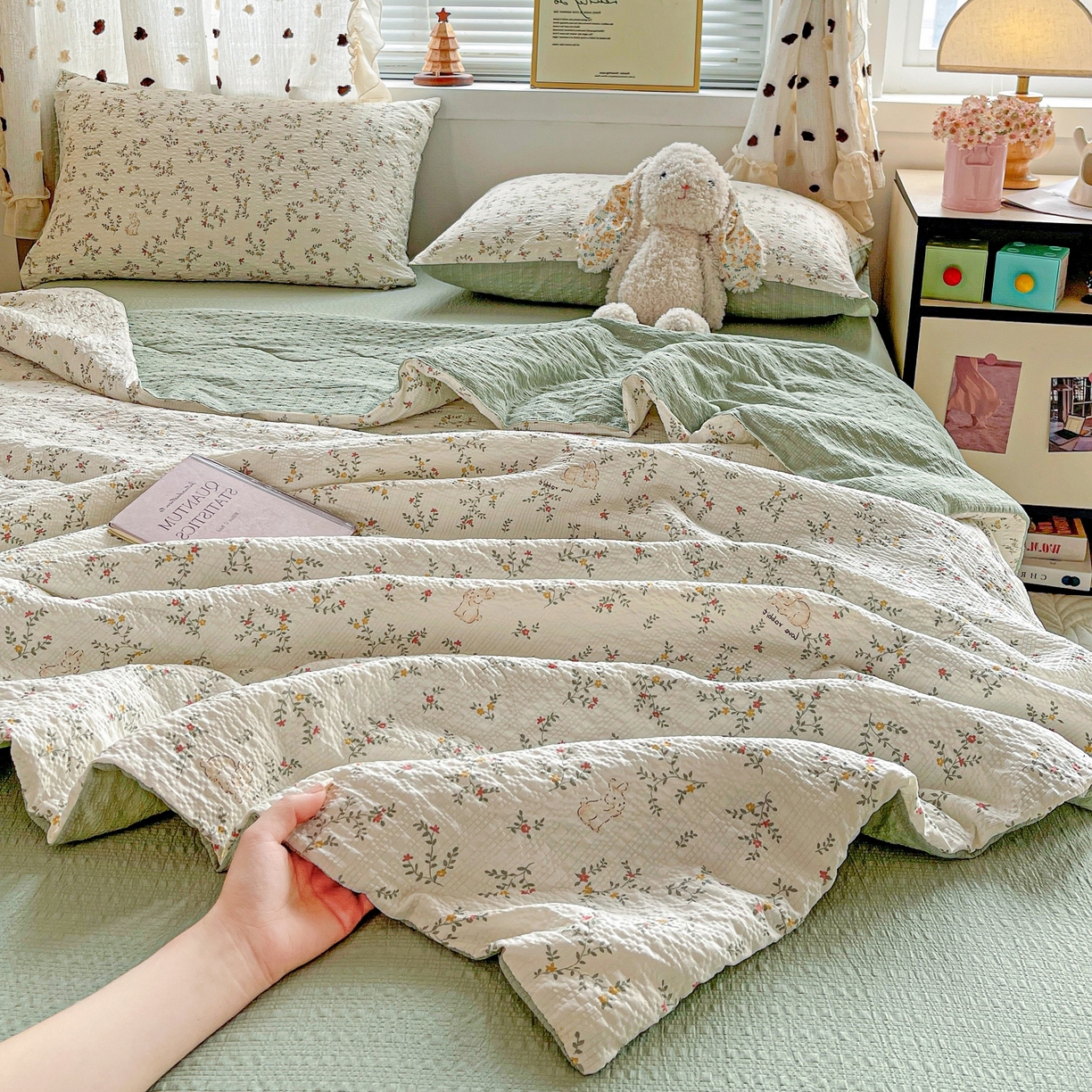 一比一家纺 2026新款泡芙纱简款夏被四件套 花藤小兔