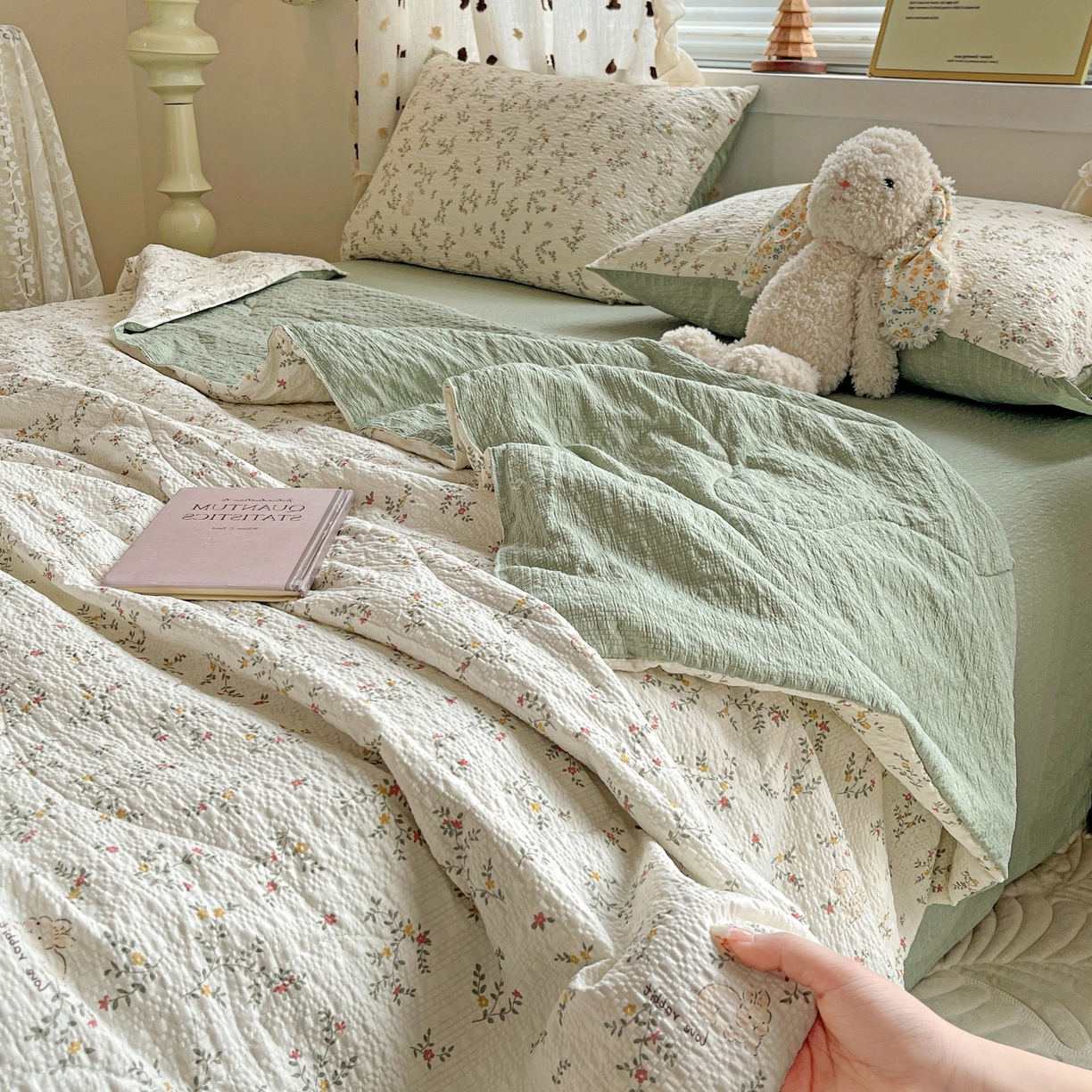 91家纺网 家纺一手货源 找家纺 一比一家纺 2026新款泡芙纱简款夏被四件套 花藤小兔