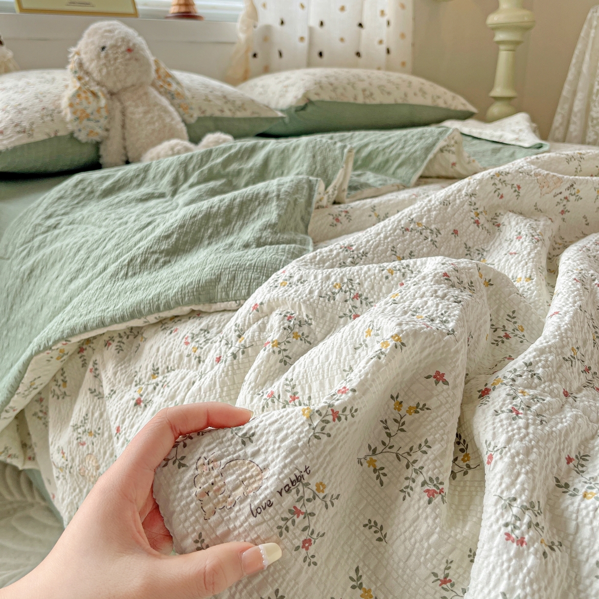 91家纺网 家纺一手货源 找家纺 一比一家纺 2026新款泡芙纱简款夏被四件套 花藤小兔