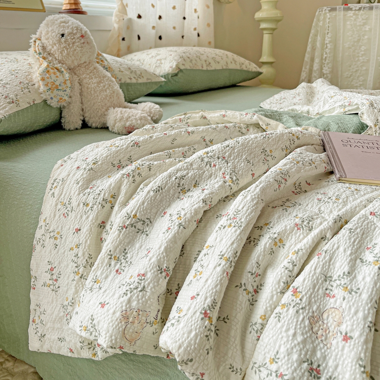 91家纺网 家纺一手货源 找家纺 一比一家纺 2026新款泡芙纱简款夏被四件套 花藤小兔