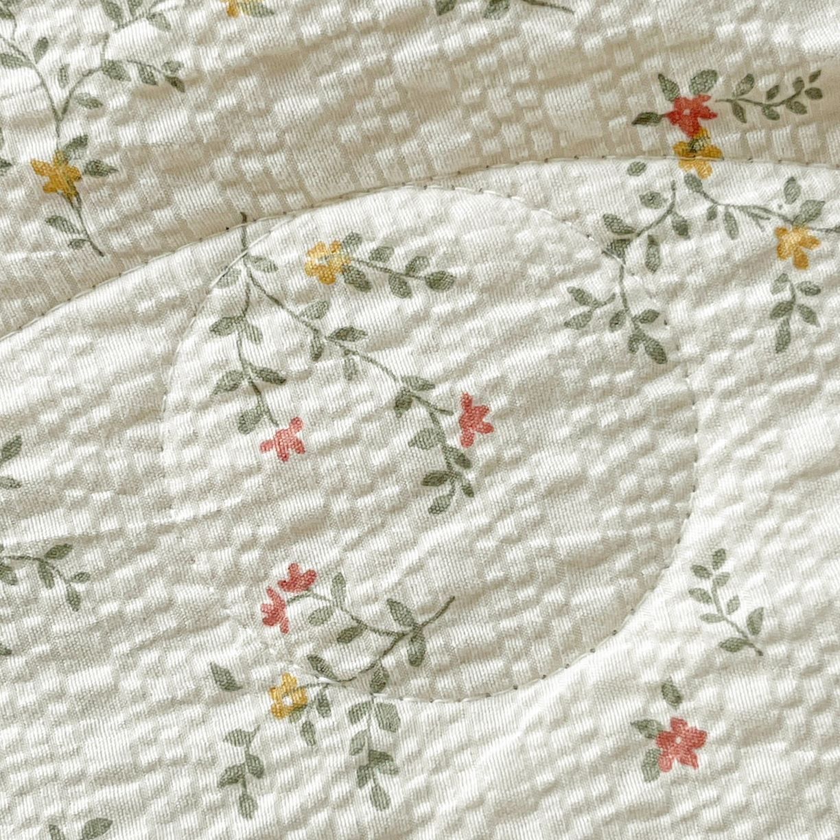 91家纺网 家纺一手货源 找家纺 一比一家纺 2026新款泡芙纱简款夏被四件套 花藤小兔