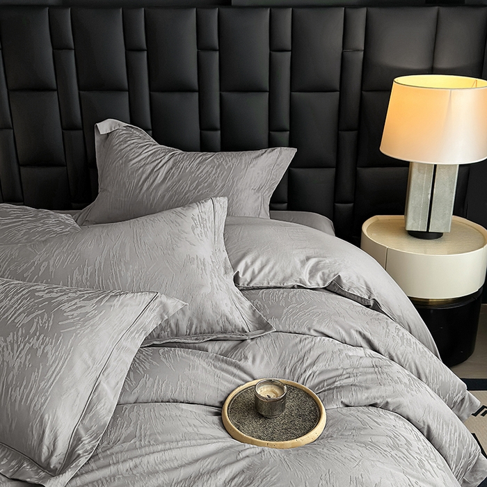 91家纺网 家纺一手货源 找家纺 宏羽纺家纺 2026新款100S长绒棉浮雕提花居家四件套 卡鲁-丁香灰