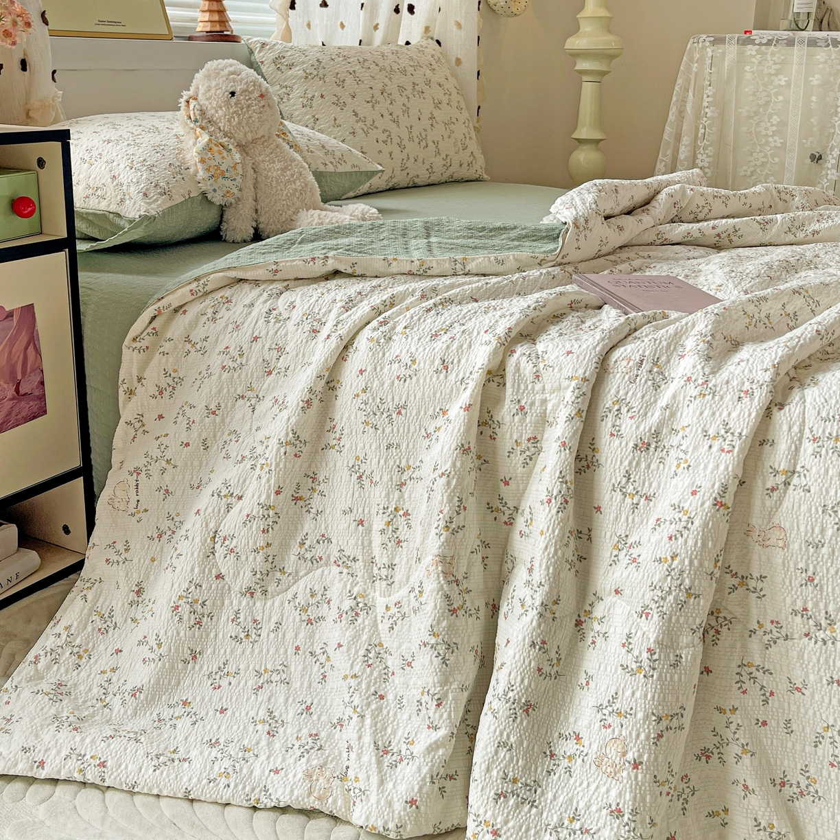 91家纺网 家纺一手货源 找家纺 一比一家纺 2026新款泡芙纱简款夏被四件套 花藤小兔