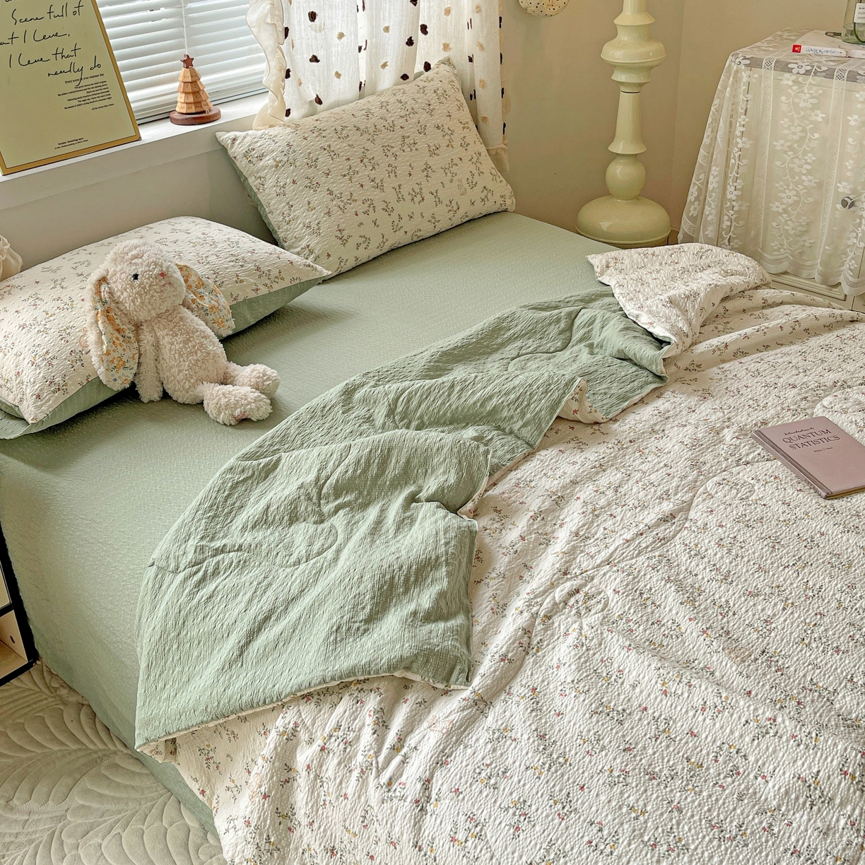 91家纺网 家纺一手货源 找家纺 一比一家纺 2026新款泡芙纱简款夏被四件套 花藤小兔