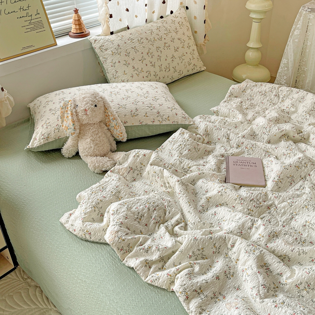 91家纺网 家纺一手货源 找家纺 一比一家纺 2026新款泡芙纱简款夏被四件套 花藤小兔