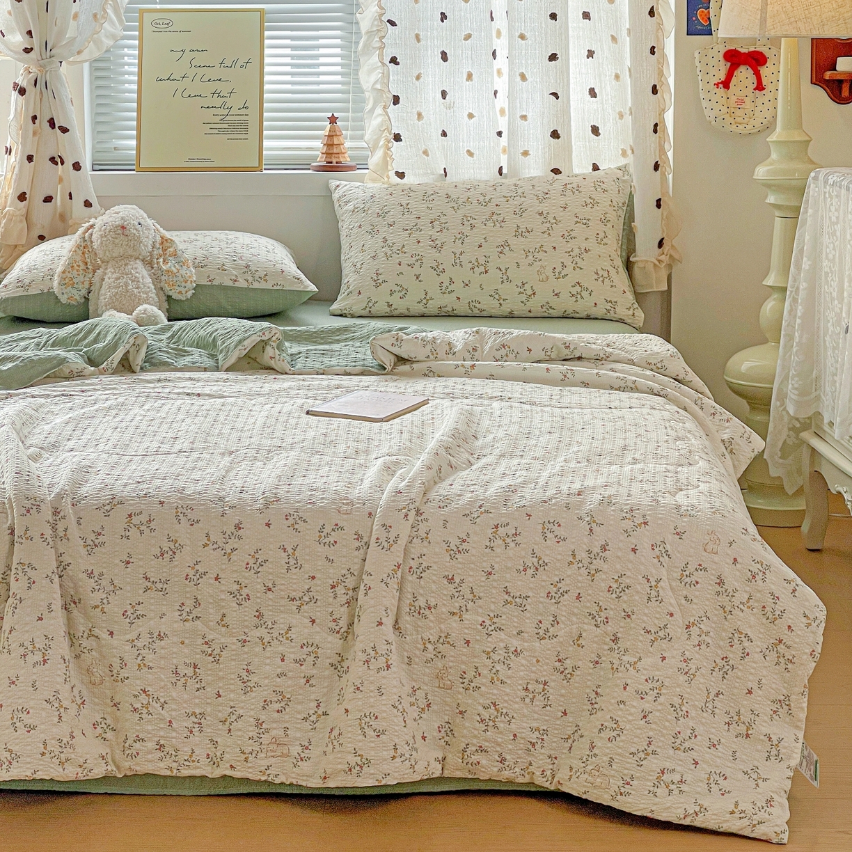 91家纺网 家纺一手货源 找家纺 一比一家纺 2026新款泡芙纱简款夏被四件套 花藤小兔