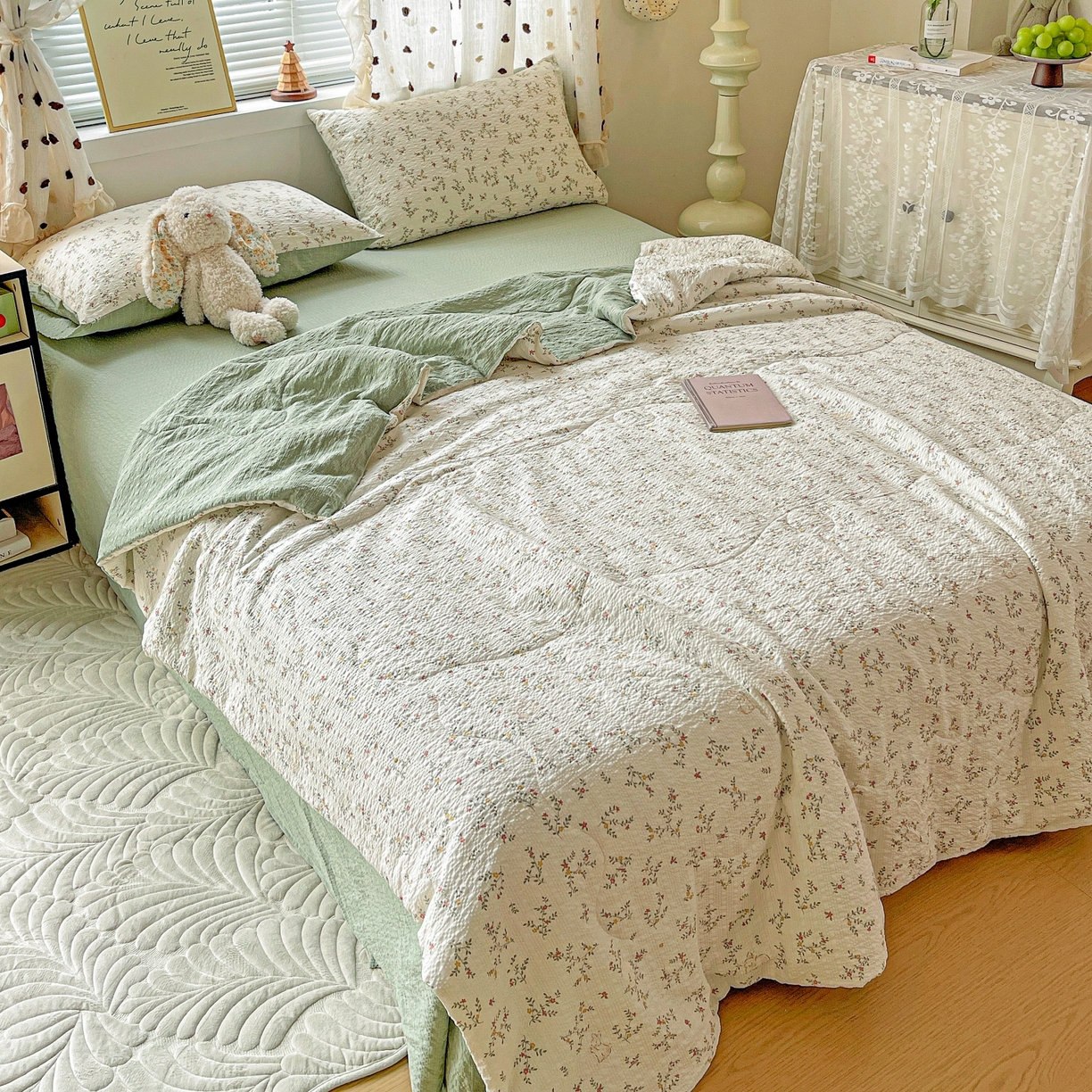 91家纺网 家纺一手货源 找家纺 一比一家纺 2026新款泡芙纱简款夏被四件套 花藤小兔