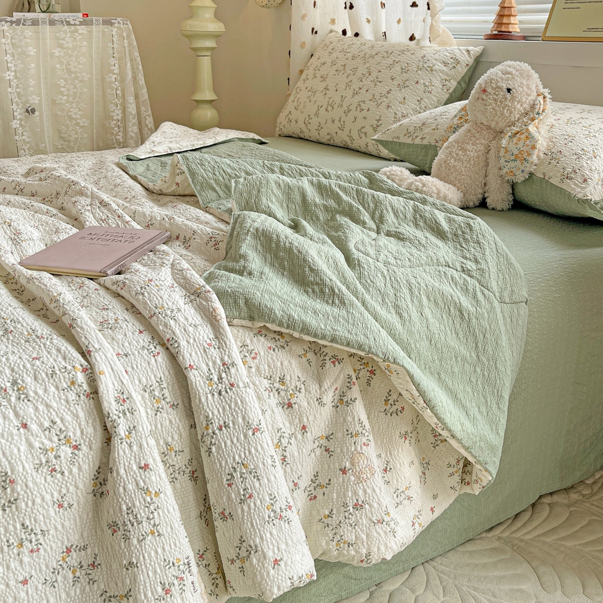 91家纺网 家纺一手货源 找家纺 一比一家纺 2026新款泡芙纱简款夏被四件套 花藤小兔