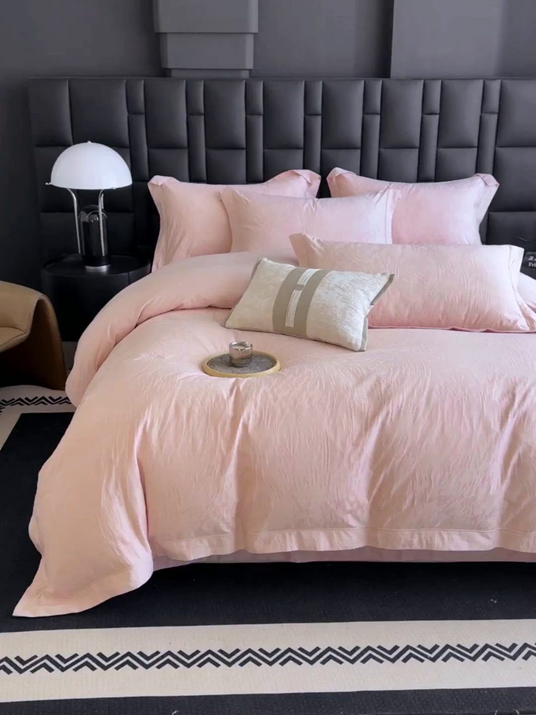 91家纺网 家纺一手货源 找家纺 宏羽纺家纺 2026新款100S长绒棉浮雕提花居家四件套 卡鲁-豆沙