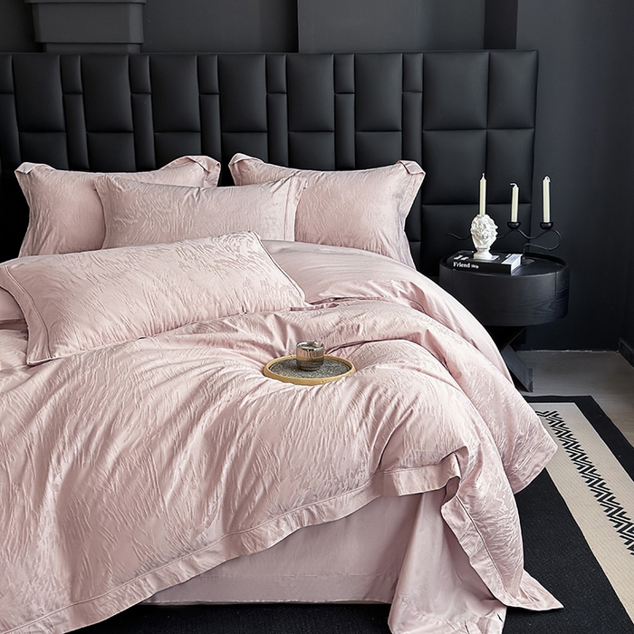 91家纺网 家纺一手货源 找家纺 宏羽纺家纺 2026新款100S长绒棉浮雕提花居家四件套 卡鲁-粉金