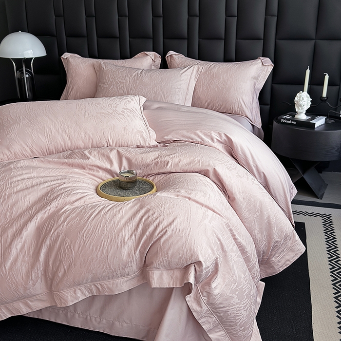 91家纺网 家纺一手货源 找家纺 宏羽纺家纺 2026新款100S长绒棉浮雕提花居家四件套 卡鲁-粉金