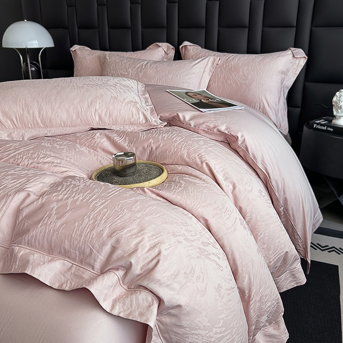 91家纺网 家纺一手货源 找家纺 宏羽纺家纺 2026新款100S长绒棉浮雕提花居家四件套 卡鲁-粉金