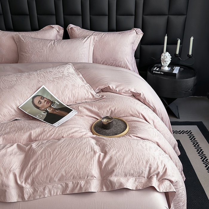 91家纺网 家纺一手货源 找家纺 宏羽纺家纺 2026新款100S长绒棉浮雕提花居家四件套 卡鲁-粉金