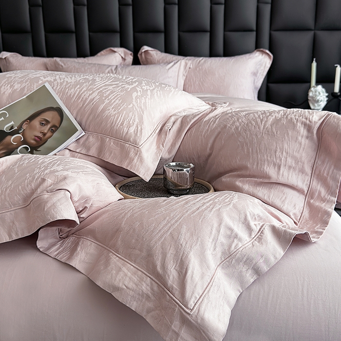 91家纺网 家纺一手货源 找家纺 宏羽纺家纺 2026新款100S长绒棉浮雕提花居家四件套 卡鲁-粉金