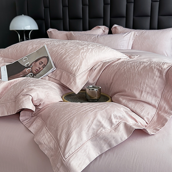 91家纺网 家纺一手货源 找家纺 宏羽纺家纺 2026新款100S长绒棉浮雕提花居家四件套 卡鲁-粉金