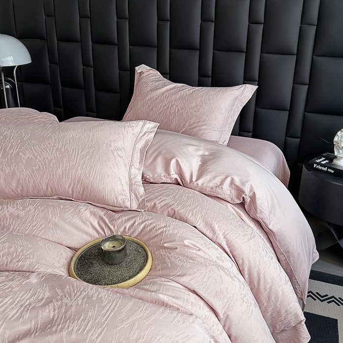 91家纺网 家纺一手货源 找家纺 宏羽纺家纺 2026新款100S长绒棉浮雕提花居家四件套 卡鲁-粉金