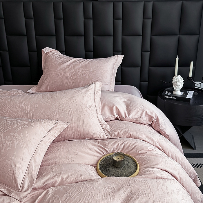 91家纺网 家纺一手货源 找家纺 宏羽纺家纺 2026新款100S长绒棉浮雕提花居家四件套 卡鲁-粉金