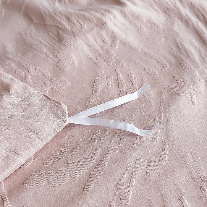 91家纺网 家纺一手货源 找家纺 宏羽纺家纺 2026新款100S长绒棉浮雕提花居家四件套 卡鲁-粉金