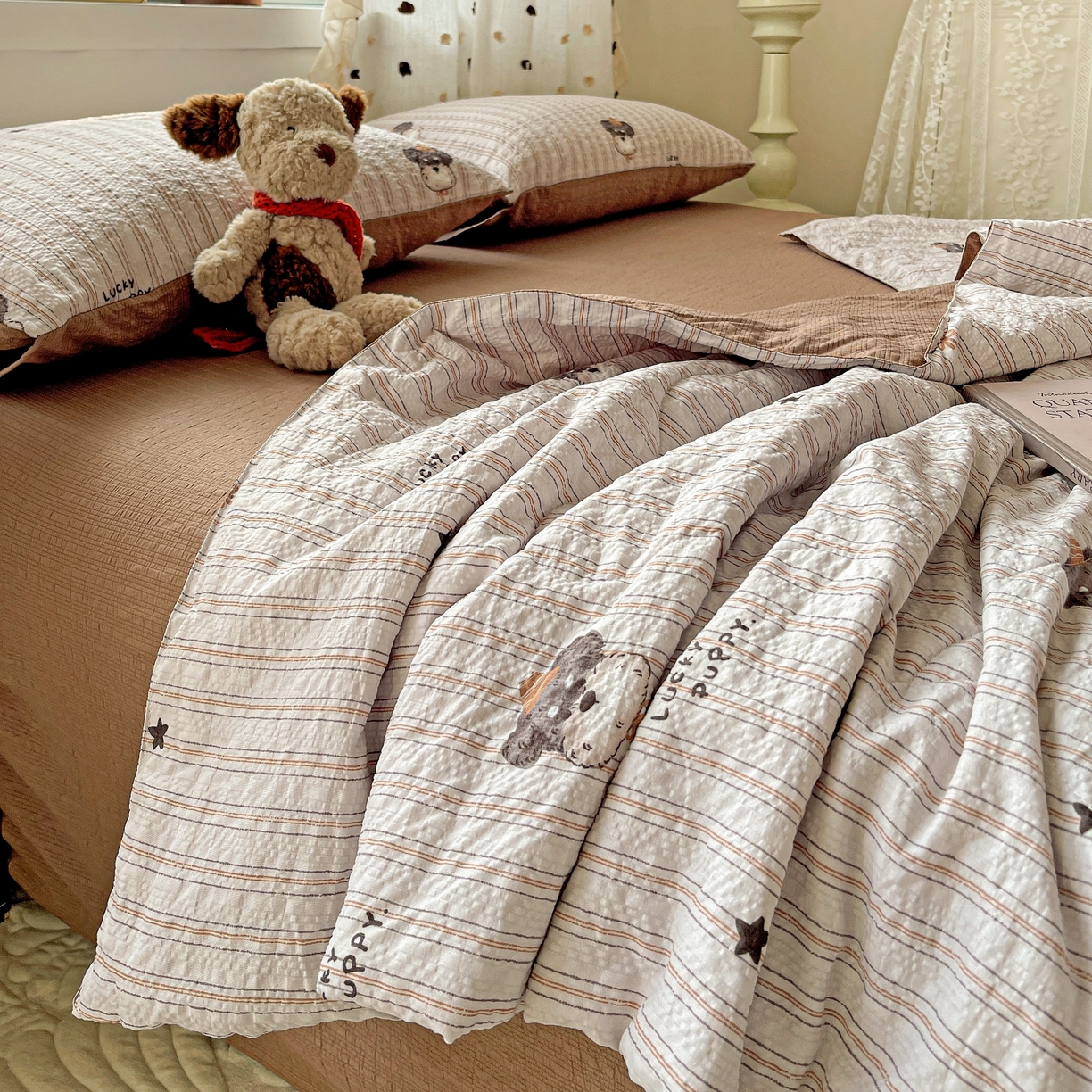 91家纺网 家纺一手货源 找家纺 一比一家纺 2026新款泡芙纱简款夏被四件套 咖啡狗