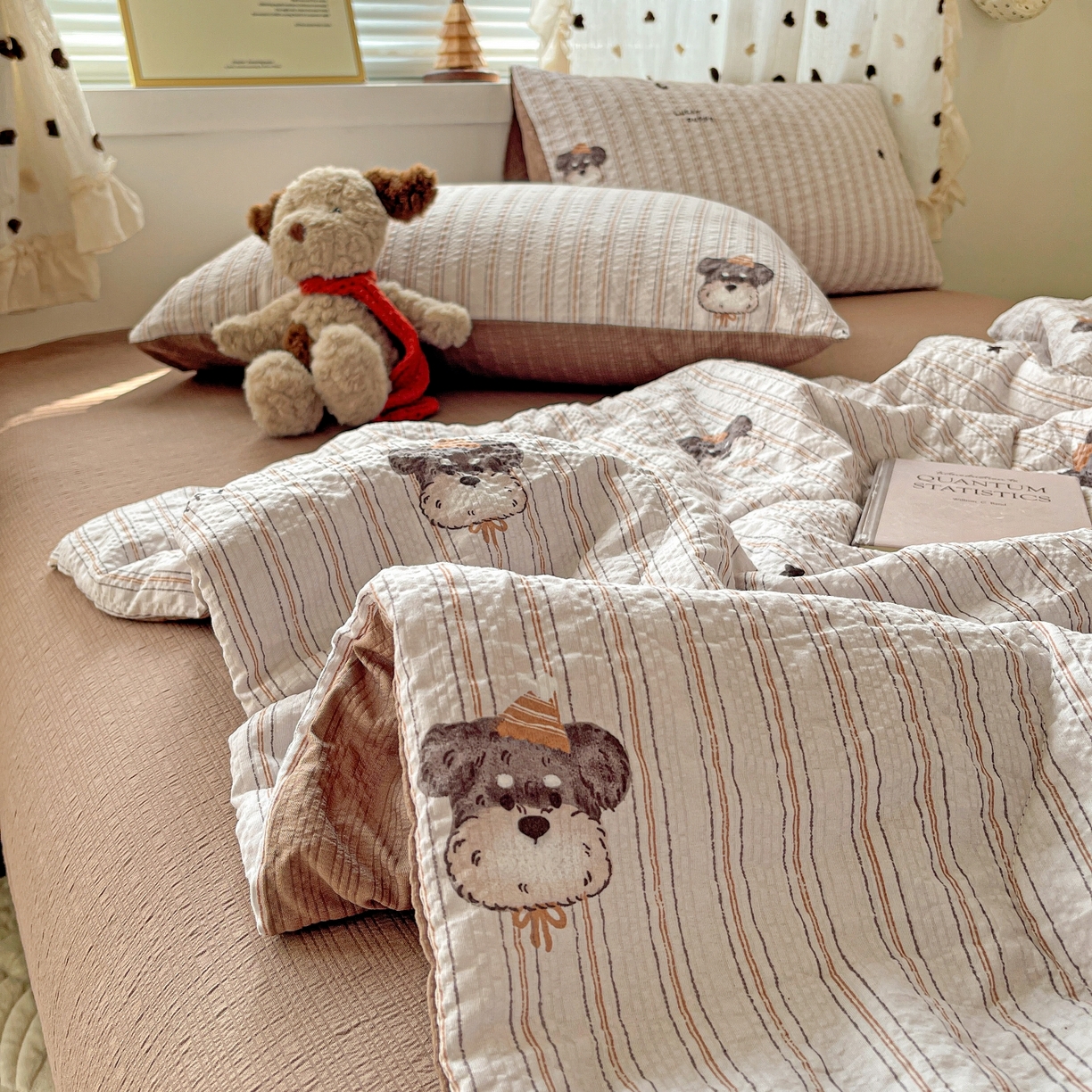 91家纺网 家纺一手货源 找家纺 一比一家纺 2026新款泡芙纱简款夏被四件套 咖啡狗