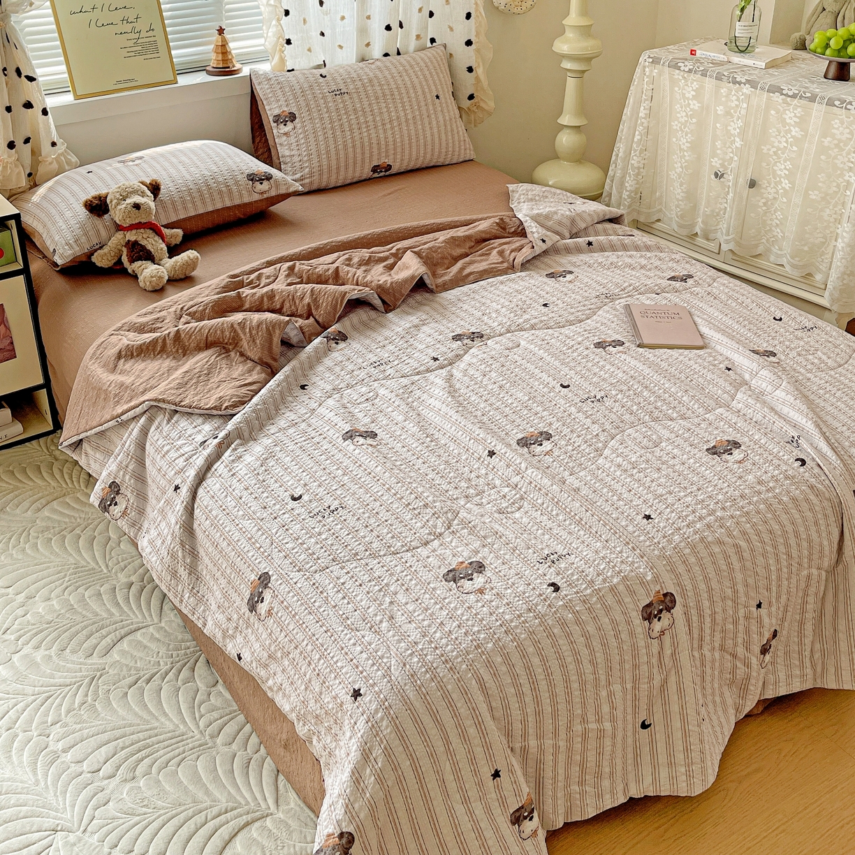 91家纺网 家纺一手货源 找家纺 一比一家纺 2026新款泡芙纱简款夏被四件套 咖啡狗