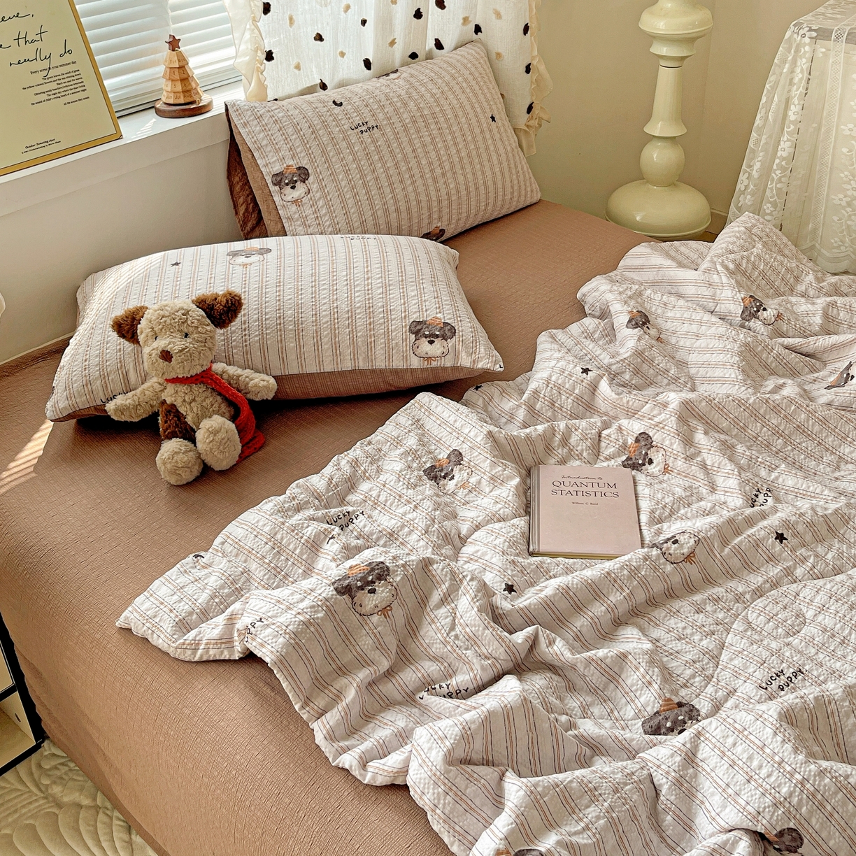 91家纺网 家纺一手货源 找家纺 一比一家纺 2026新款泡芙纱简款夏被四件套 咖啡狗