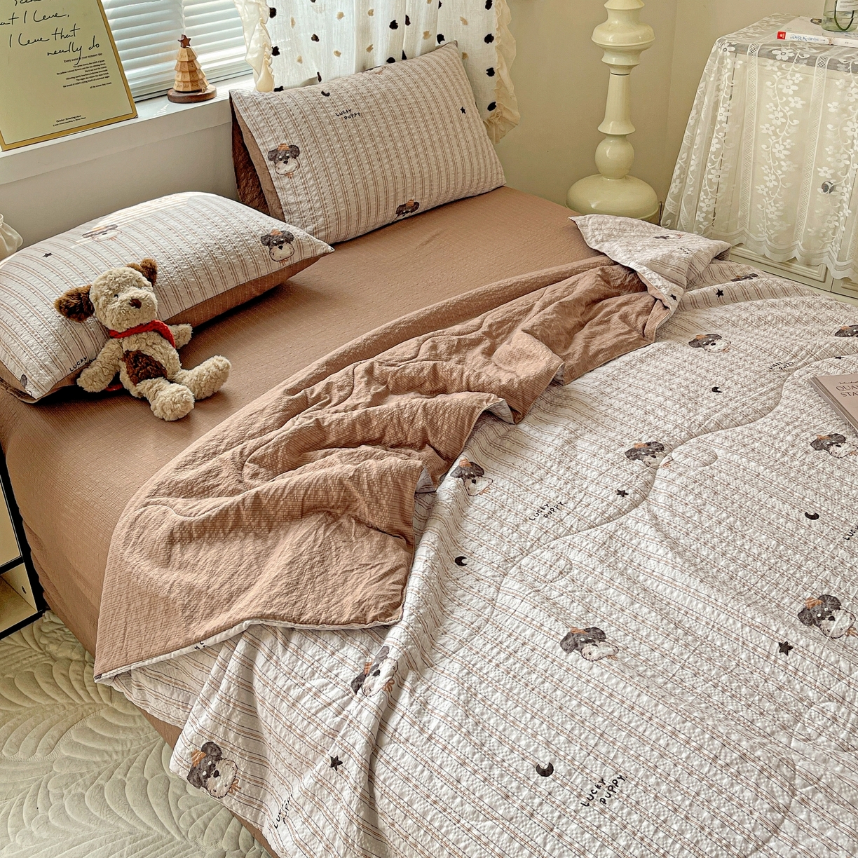 91家纺网 家纺一手货源 找家纺 一比一家纺 2026新款泡芙纱简款夏被四件套 咖啡狗