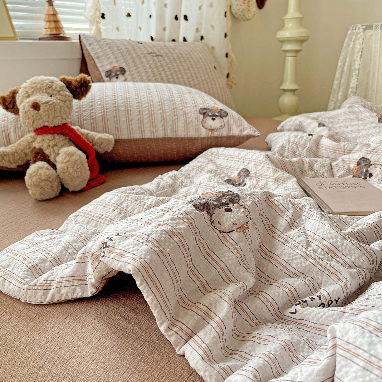 91家纺网 家纺一手货源 找家纺 一比一家纺 2026新款泡芙纱简款夏被四件套 咖啡狗