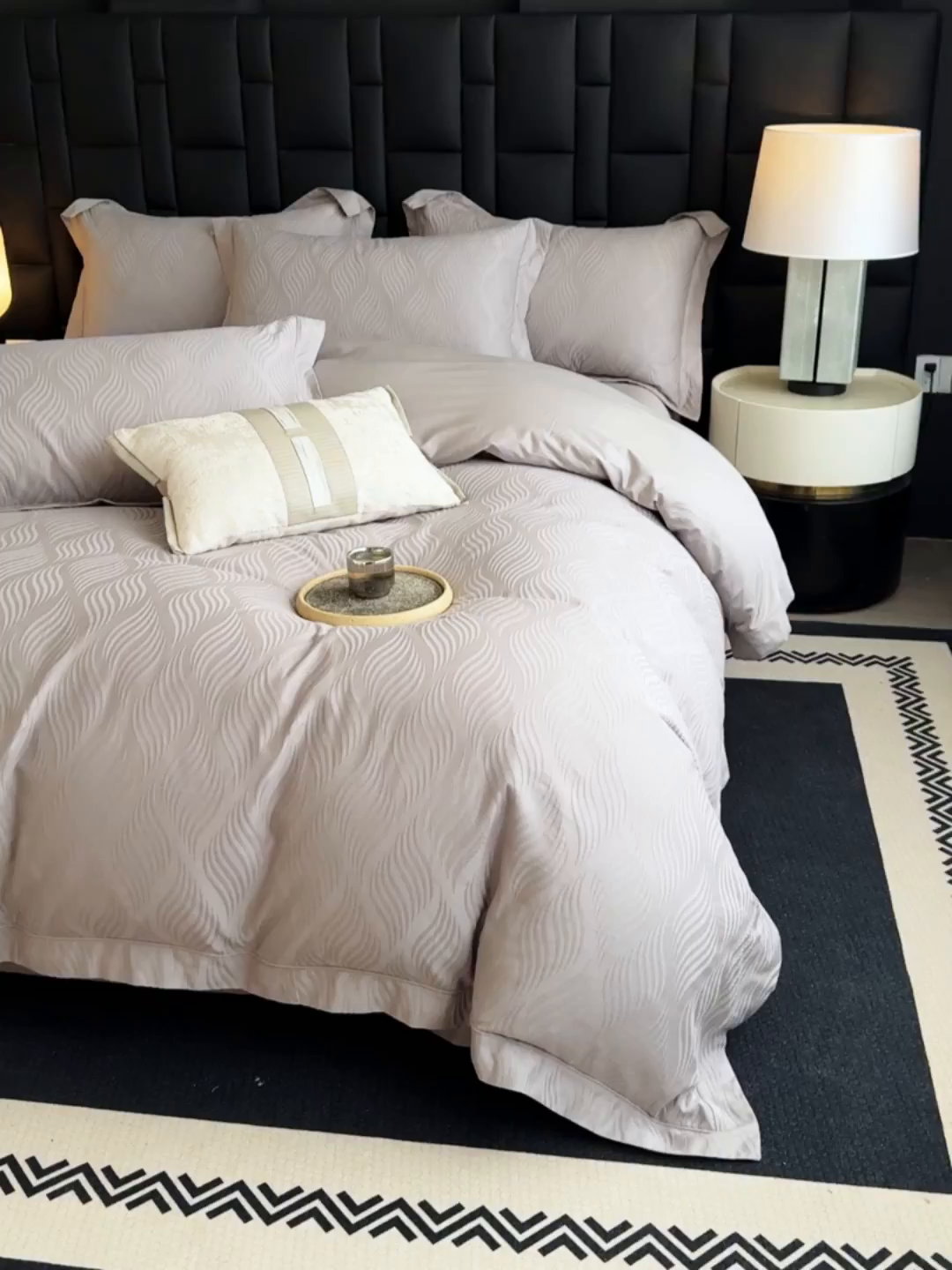 91家纺网 家纺一手货源 找家纺 宏羽纺家纺 2026新款100S长绒棉浮雕提花居家四件套 麦奢-丁香灰