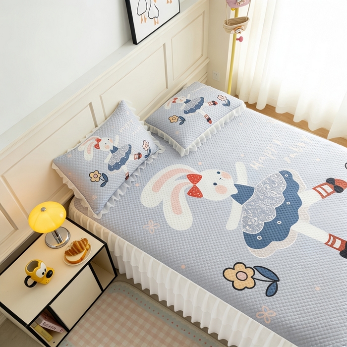 91家纺网 家纺一手货源 找家纺 赛丽雅 2026春夏新款大板卡通豆豆凉席席子空调软席三件套 花间兔舞