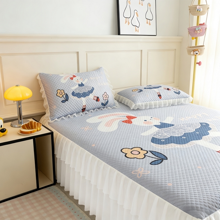 91家纺网 家纺一手货源 找家纺 赛丽雅 2026春夏新款大板卡通豆豆凉席席子空调软席三件套 花间兔舞