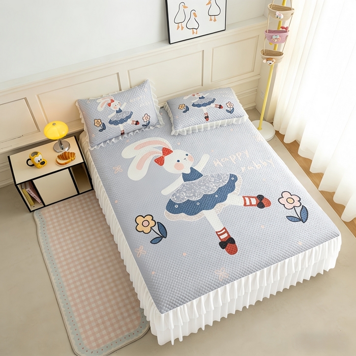 91家纺网 家纺一手货源 找家纺 赛丽雅 2026春夏新款大板卡通豆豆凉席席子空调软席三件套 花间兔舞