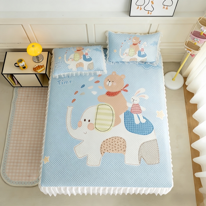 91家纺网 家纺一手货源 找家纺 赛丽雅 2026春夏新款大板卡通豆豆凉席席子空调软席三件套 象趣时光