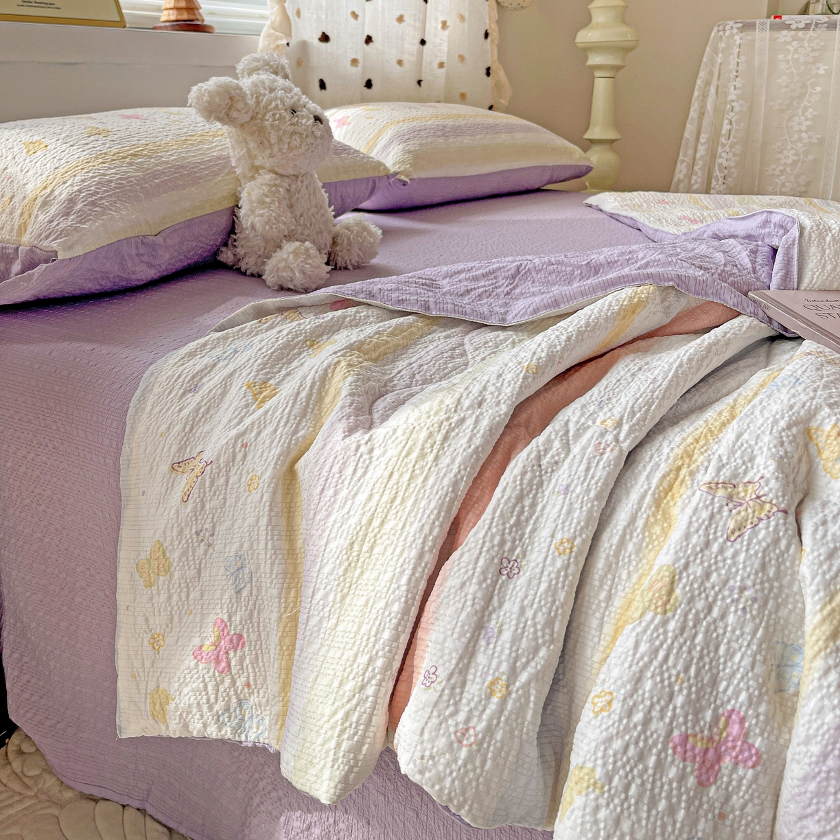 91家纺网 家纺一手货源 找家纺 一比一家纺 2026新款泡芙纱简款夏被四件套 浪漫彩蝶