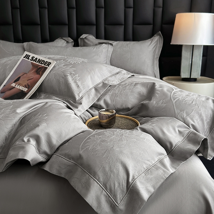 91家纺网 家纺一手货源 找家纺 宏羽纺家纺 2026新款100S长绒棉浮雕提花居家四件套 慕枝南下-丁香灰