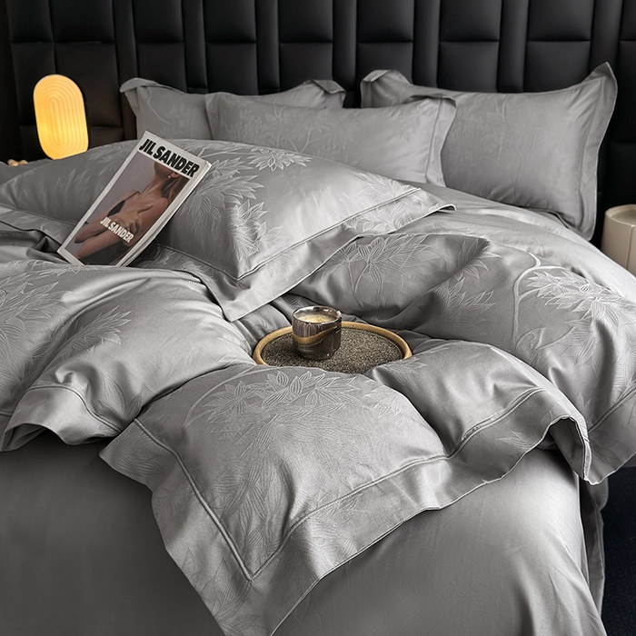 91家纺网 家纺一手货源 找家纺 宏羽纺家纺 2026新款100S长绒棉浮雕提花居家四件套 慕枝南下-丁香灰