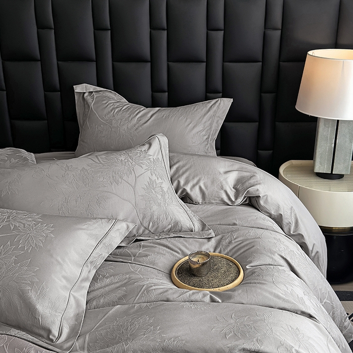 91家纺网 家纺一手货源 找家纺 宏羽纺家纺 2026新款100S长绒棉浮雕提花居家四件套 慕枝南下-丁香灰