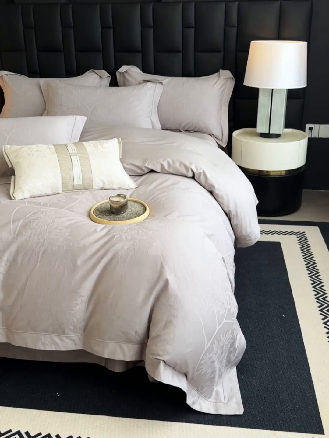 91家纺网 家纺一手货源 找家纺 宏羽纺家纺 2026新款100S长绒棉浮雕提花居家四件套 慕枝南下-丁香灰