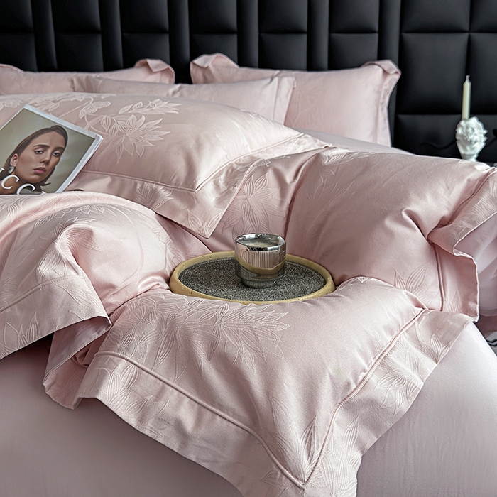 91家纺网 家纺一手货源 找家纺 宏羽纺家纺 2026新款100S长绒棉浮雕提花居家四件套 慕枝南下-粉金