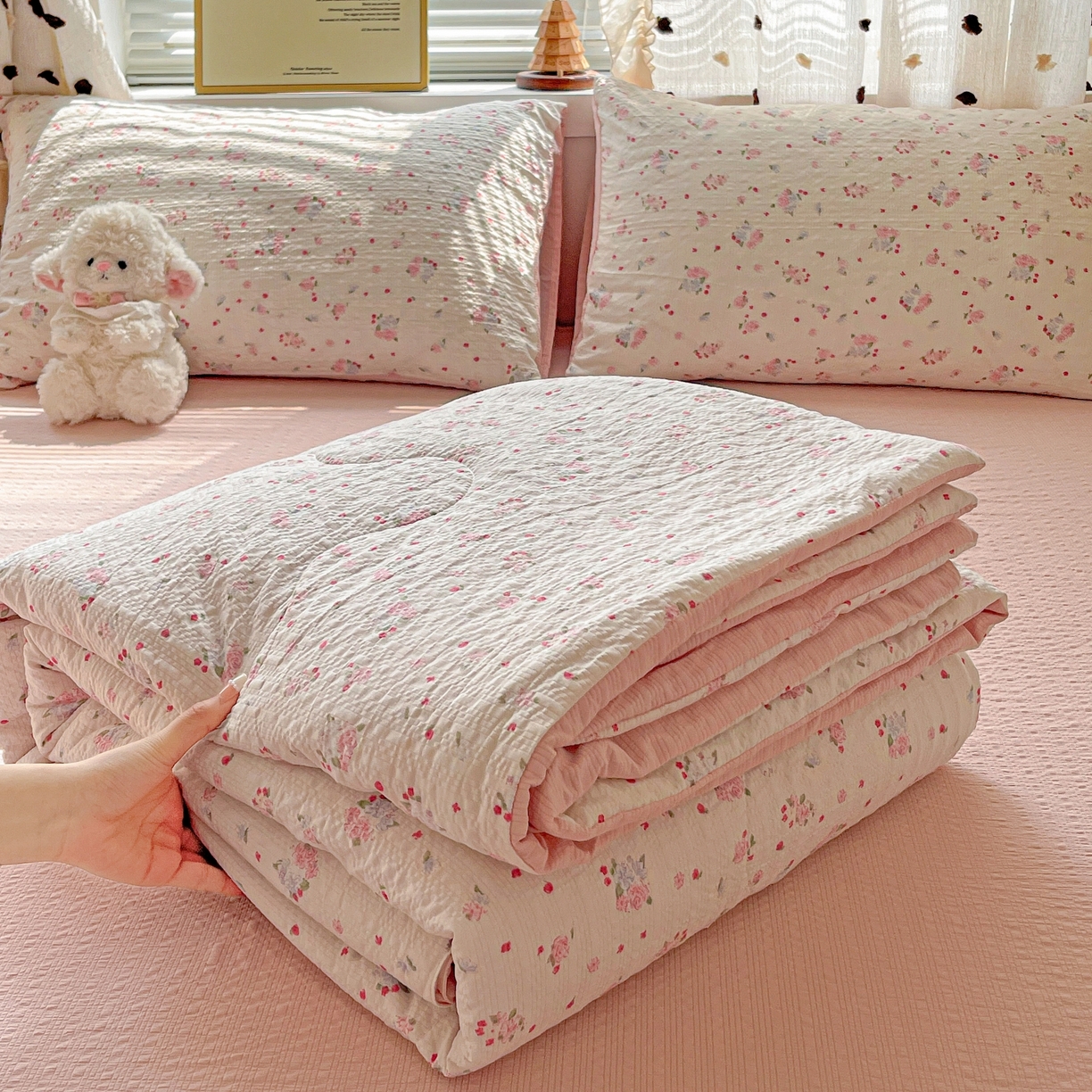 91家纺网 家纺一手货源 找家纺 一比一家纺 2026新款泡芙纱简款夏被四件套 玫瑰之恋