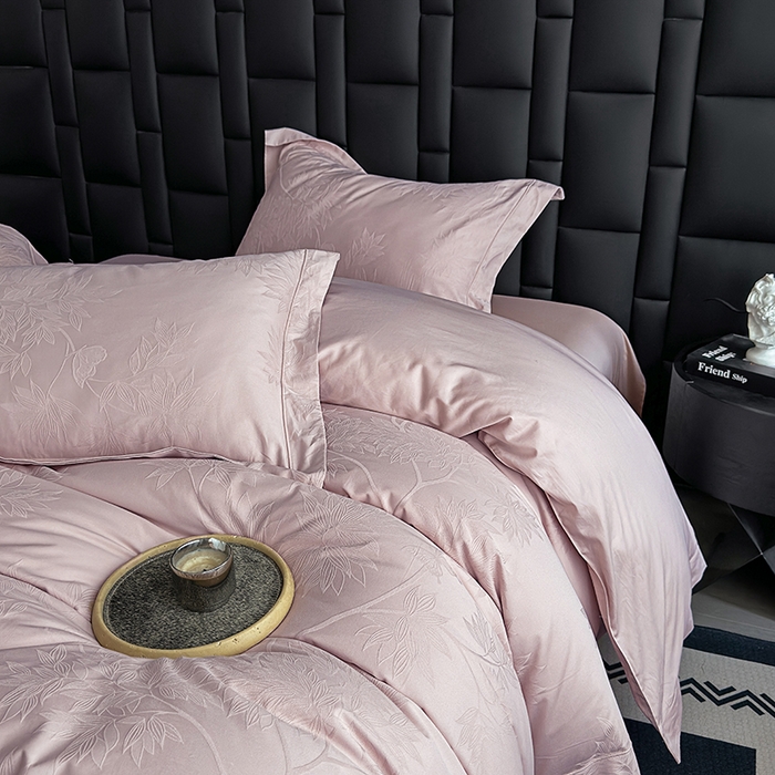 91家纺网 家纺一手货源 找家纺 宏羽纺家纺 2026新款100S长绒棉浮雕提花居家四件套 慕枝南下-粉金