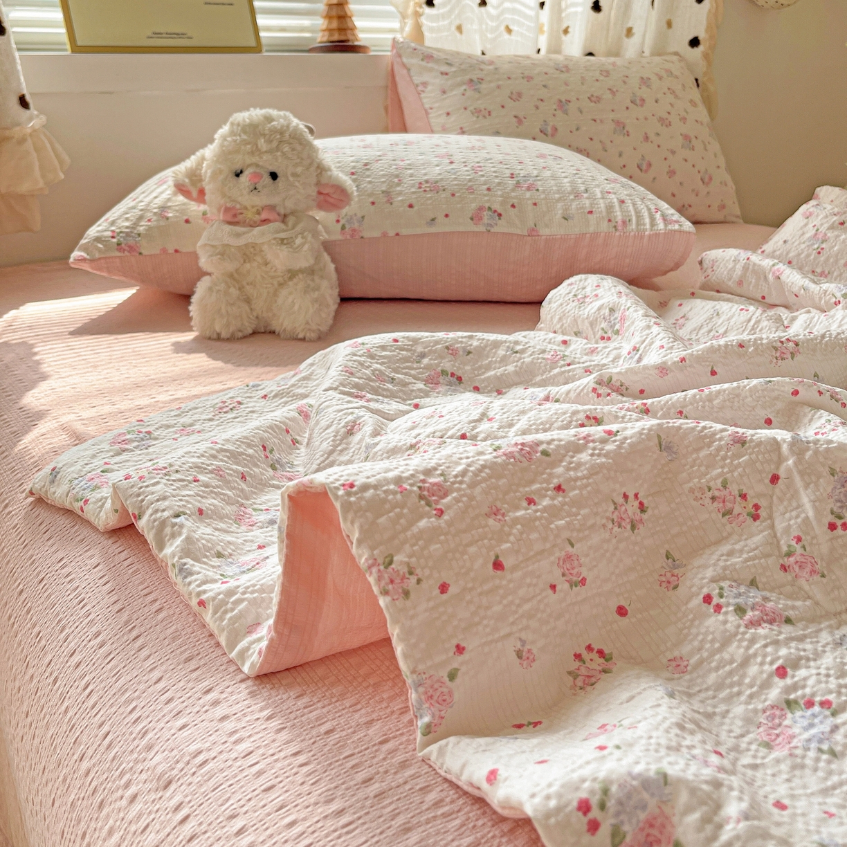 91家纺网 家纺一手货源 找家纺 一比一家纺 2026新款泡芙纱简款夏被四件套 玫瑰之恋