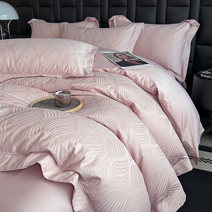 91家纺网 家纺一手货源 找家纺 宏羽纺家纺 2026新款100S长绒棉浮雕提花居家四件套 齐鲁-粉金