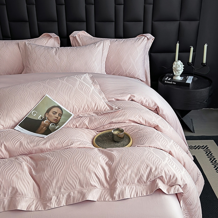 91家纺网 家纺一手货源 找家纺 宏羽纺家纺 2026新款100S长绒棉浮雕提花居家四件套 齐鲁-粉金