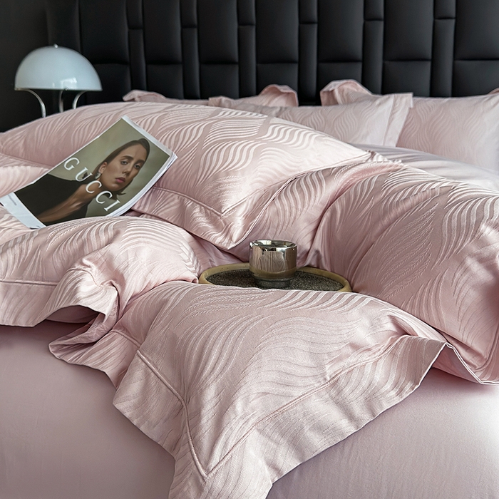 91家纺网 家纺一手货源 找家纺 宏羽纺家纺 2026新款100S长绒棉浮雕提花居家四件套 齐鲁-粉金