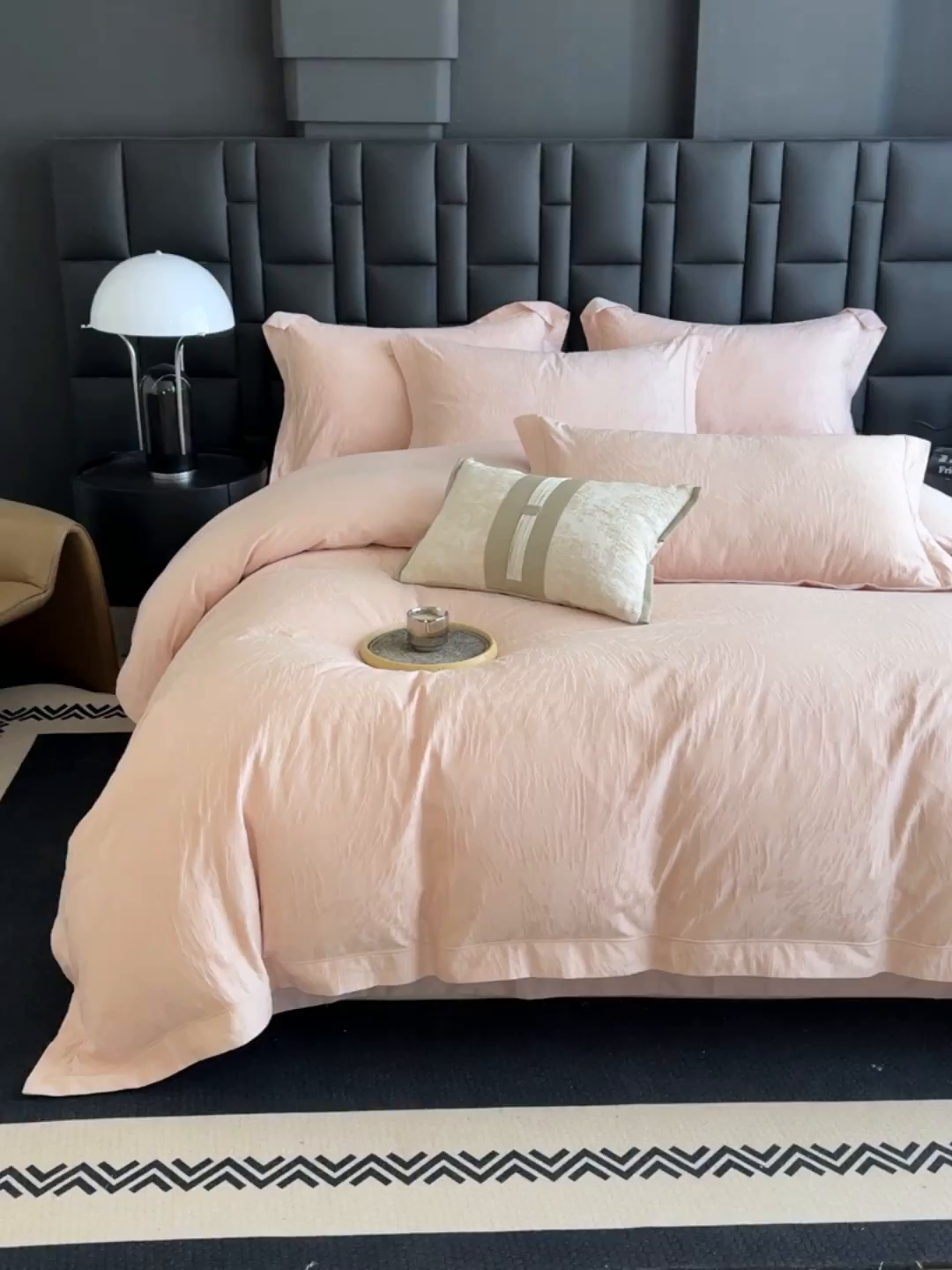 91家纺网 家纺一手货源 找家纺 宏羽纺家纺 2026新款100S长绒棉浮雕提花居家四件套 齐鲁-粉金